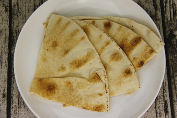 Pain pita dans une assiette