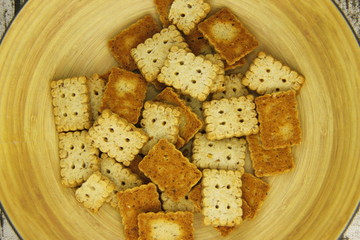 Biscuits apéritif dans un bol