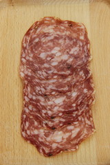 Rosette en tranches sur une planche en bois