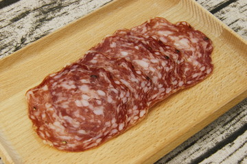 Saucisson en tranches sur une planche en bois
