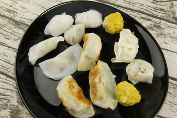 Raviolis chinois à la vapeur sur une assiette