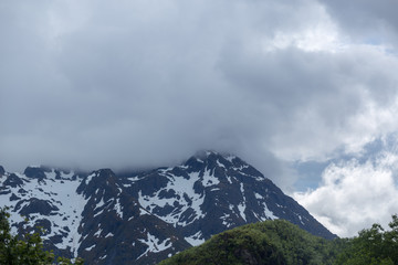 Wolken umschligen den Berg