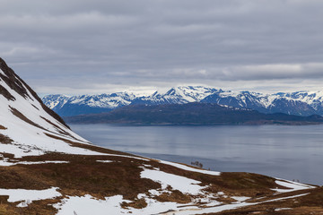 Schnee, Berge und See