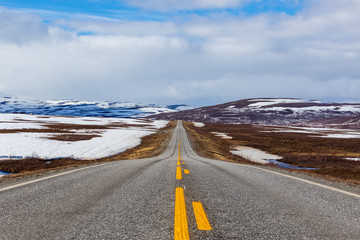 Straße zum Nordkap mit schneebedeckter Landschaft