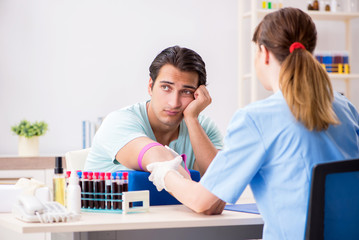Obraz premium Young patient during blood test sampling procedure 