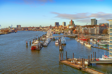 Fototapeta premium Hamburg Hafen und seine Schiffe