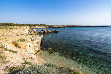 Fototapeta na wymiar Cala Rotonda beach at Favignana with the amazing stone called “Arco di Ulisse” (Arch of Ulysses), Aegadian Islands, Sicily, Italy
