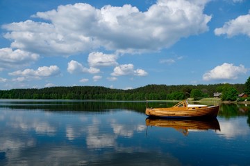 Boot im Wasser mit schöner Landschaft