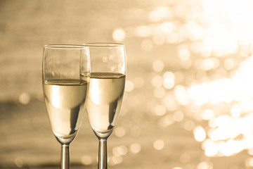 2個のグラス　きらめく光


