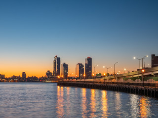 Fototapeta premium View of the FDR Highway At Sunrise With New York Skyline in the background