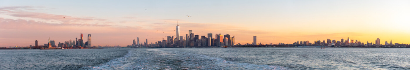Fototapeta premium Panoramic View from the Staten Island Ferry of New York City Skyline