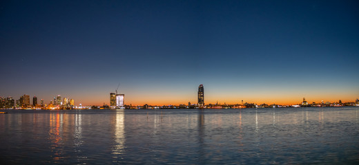 Fototapeta premium View Of the Long Island Skyline During the Early Morning and Clear Skies