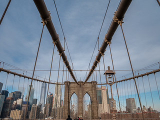 Obraz premium Crow Walking On the Brooklyn Bridge Towards the Manhattan Side With Sunny Skies