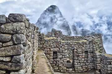 Machu Picchu entre nubes 