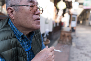 煙草を吸う高齢男性