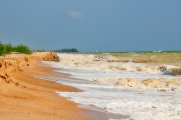 Wellige Meer an einem Natur Strand