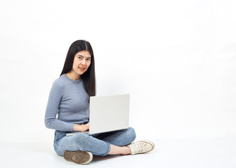 Naklejka premium woman sitting floor holding laptop