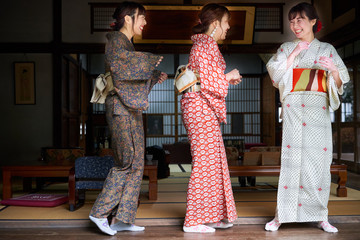 和室を楽しそうに歩く着物姿の女性　3人