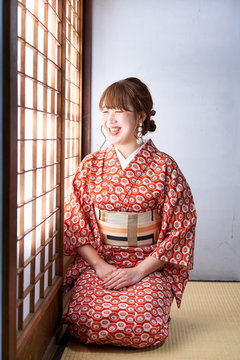 和室で正座する着物の女性Stock Photo | Adobe Stock
