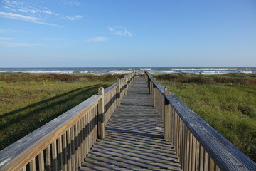 Fototapeta na wymiar boardwalk to the beach
