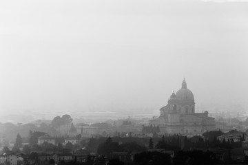 Obraz premium Moody view of S.M. degli Angeli church (Assisi, Umbria, Italy) in the midst of autumn mist