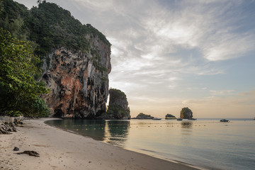 Playa de Phra Nang - Ao Phra Nang Beach con islas de piedra caliza (Koh Rang Nok y Koh Rang...