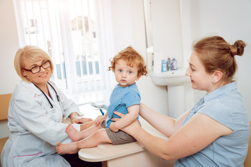 Obraz premium Friendly doctor pediatrician with patient child at clinic