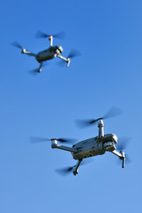 飛行中の二機のドローン