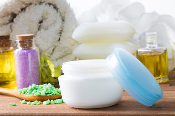 Obraz na płótnie Canvas beauty moisturizing cream, cosmetics and spa