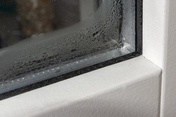 Nasses Fenster im Haus bei kalten Temperaturen, Feuchtigkeit im Wohnraum
