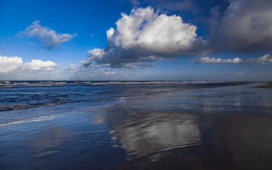 Fototapeta na wymiar Wolkenspiegelung an der Küste