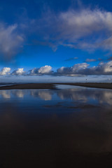 Obraz premium Wolkenspiegelung an der Küste