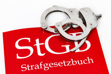 Strafgesetzbuch mit Handschellen