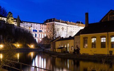Fototapeta premium Cesky Krumlov at night, Chateau Cesky Krumlov and Vltava River, Czech Republic