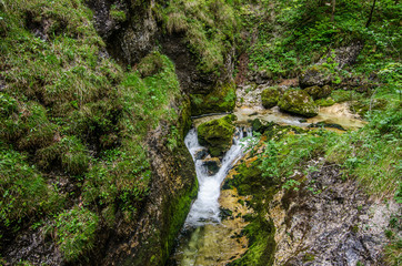 kleiner wasserfall mit felsen und gras