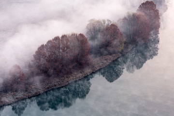 Nebbia sul fiume Adda, Lombardia, Italia