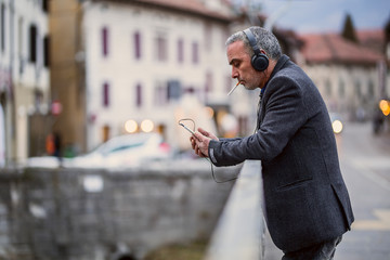 Obraz premium Business man listens to music in headphones