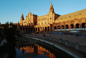 Fototapeta na wymiar a beautiful sunset in Seville, reflected in the canal