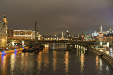 Obraz premium Bright Moskva-river embankment at the winter night