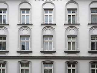 Historische Hausfassade mit vielen Fenstern