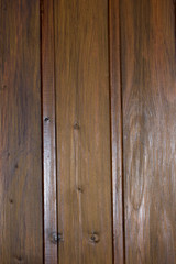 oberfläche einer bretterwand aus dunklem holz in hochformat mit maserungen fotografiert draußen im garten in niederlangen emsland deutschland