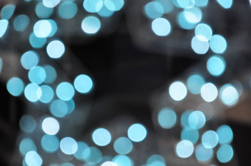 Bokeh, weihnachtlicher Lichterglanz, blaue Lichterpunkte als Hintergrundunschärfe.