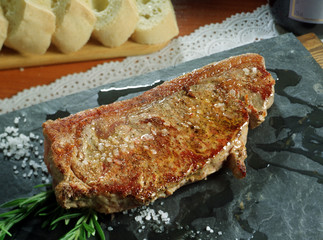 Entrecot de ternera a la plancha, con aceite de oliva y sal granulada