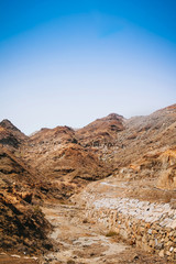 Landschaft mit kahlen Bergen