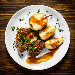 Grilled beefsteak with pears
