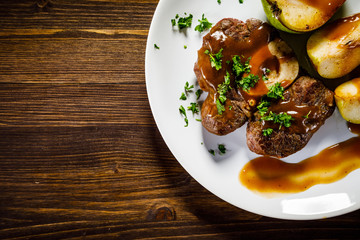 Grilled beefsteak with pears