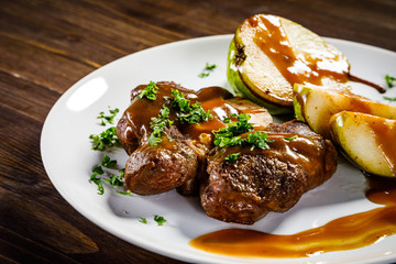 Grilled beefsteak with pears