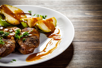 Grilled beefsteak with pears