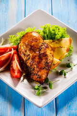 Grilled chicken fillet with apples