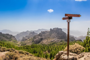 Berglandschaft mit Schildern, die die Richtung anzeigen